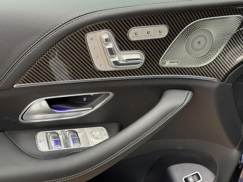 Mercedes-Benz GLE Vehicle Full-screen Gallery Image 12