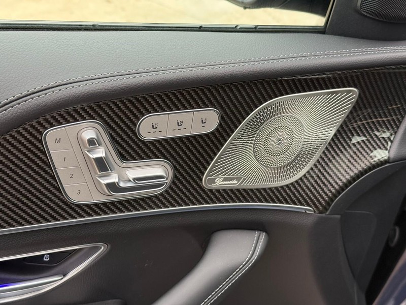 Mercedes-Benz GLE Vehicle Full-screen Gallery Image 13