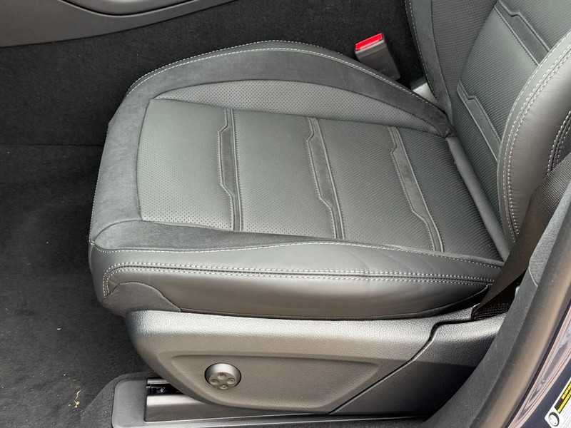 Mercedes-Benz GLE Vehicle Full-screen Gallery Image 14