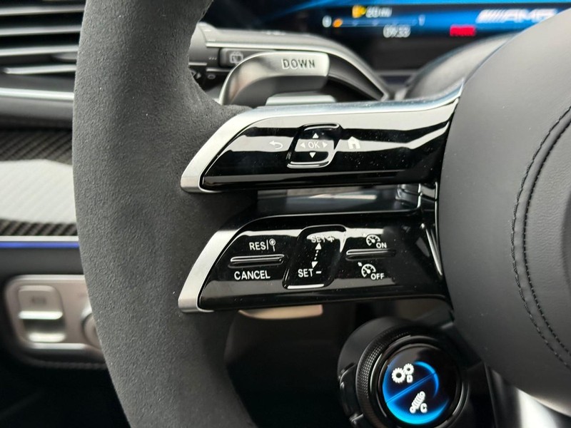 Mercedes-Benz GLE Vehicle Full-screen Gallery Image 15