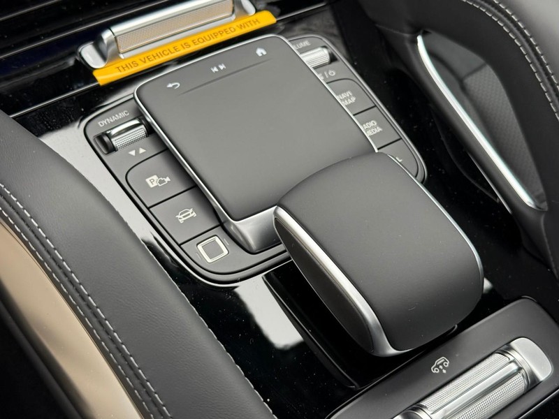 Mercedes-Benz GLE Vehicle Full-screen Gallery Image 17