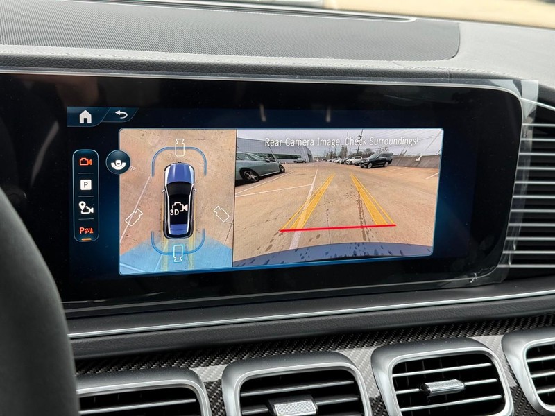 Mercedes-Benz GLE Vehicle Full-screen Gallery Image 18