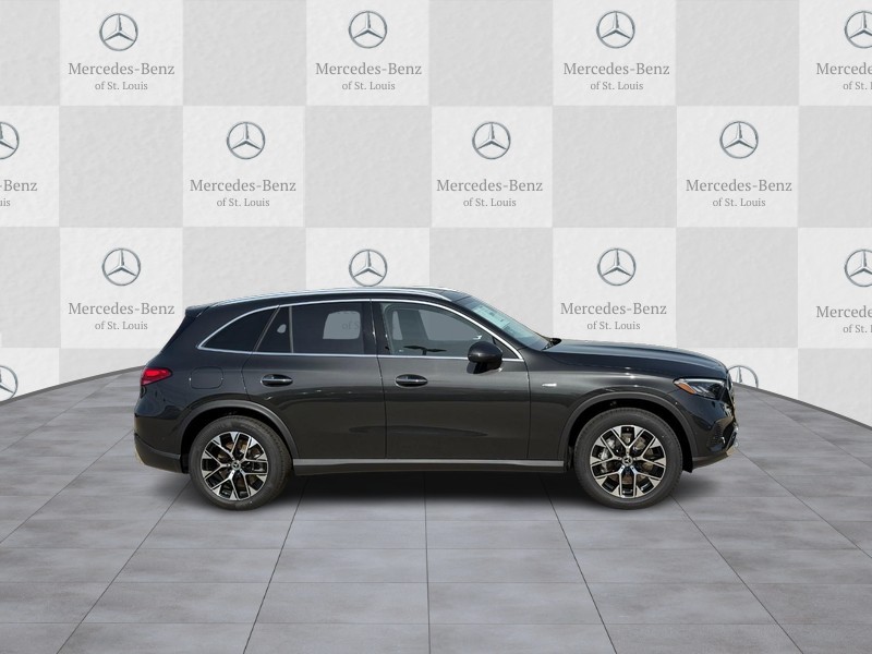 Mercedes-Benz GLC Vehicle Full-screen Gallery Image 2