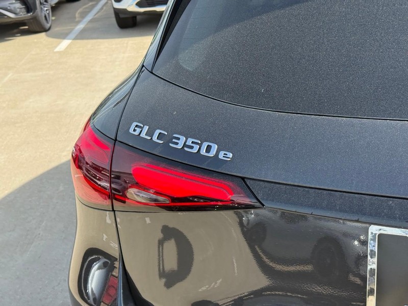 Mercedes-Benz GLC Vehicle Full-screen Gallery Image 4