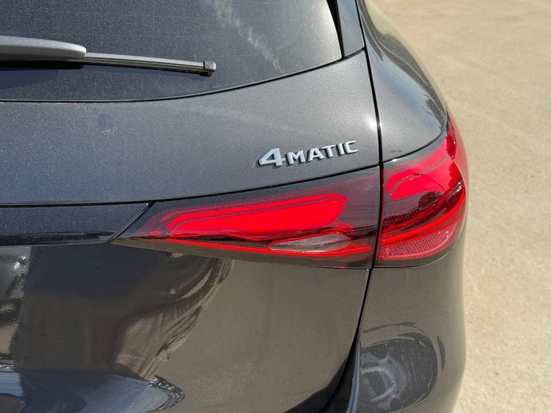 Mercedes-Benz GLC Vehicle Full-screen Gallery Image 5