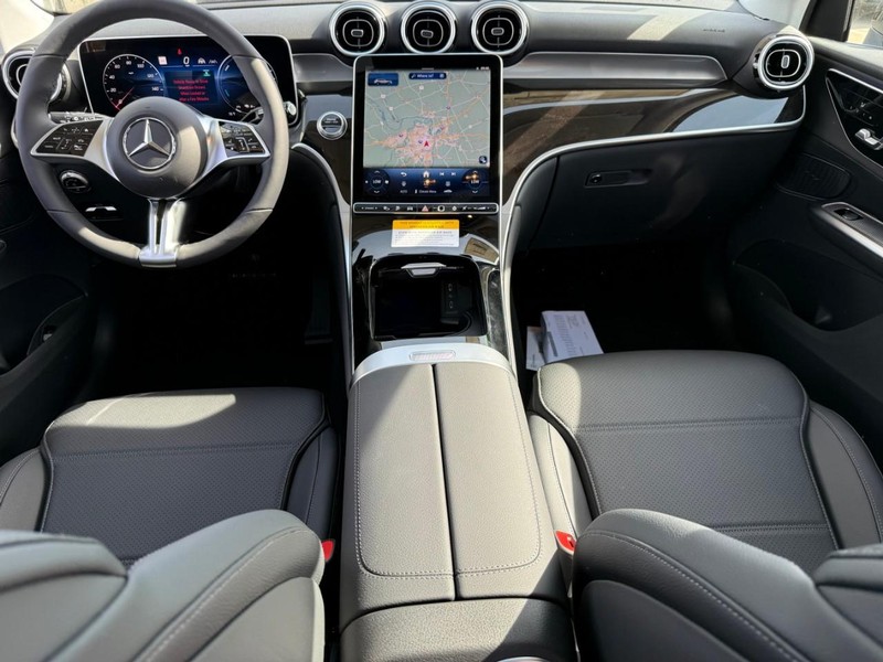 Mercedes-Benz GLC Vehicle Full-screen Gallery Image 8