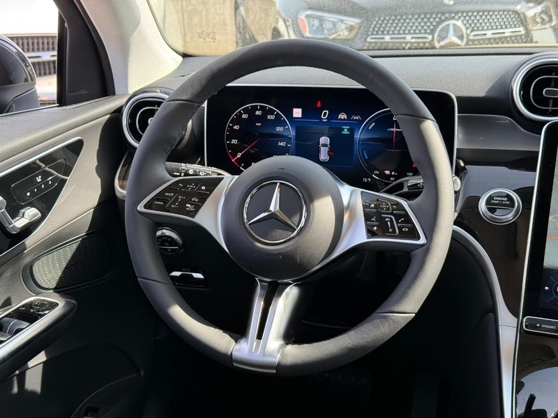 Mercedes-Benz GLC Vehicle Full-screen Gallery Image 9