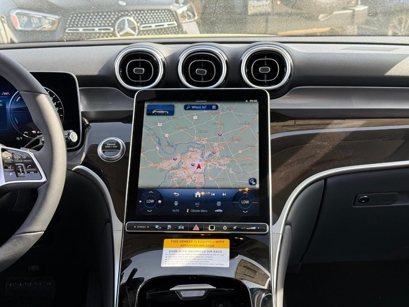 Mercedes-Benz GLC Vehicle Full-screen Gallery Image 10