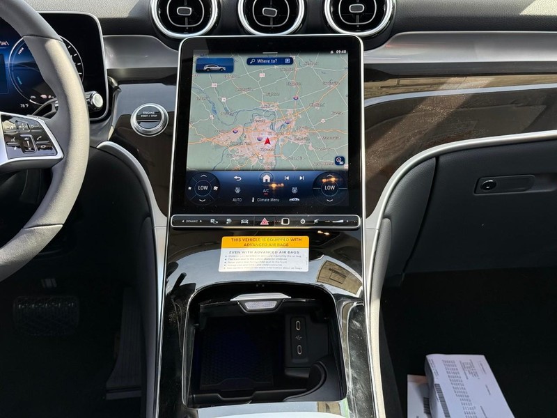 Mercedes-Benz GLC Vehicle Full-screen Gallery Image 11