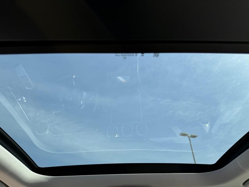 Mercedes-Benz GLC Vehicle Full-screen Gallery Image 12