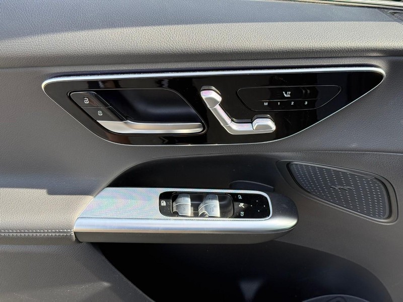 Mercedes-Benz GLC Vehicle Full-screen Gallery Image 13