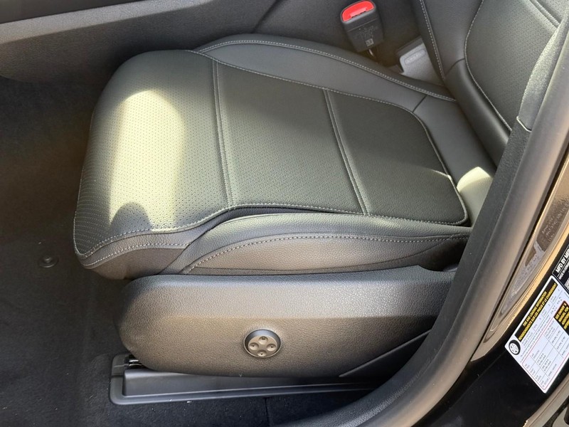 Mercedes-Benz GLC Vehicle Full-screen Gallery Image 15