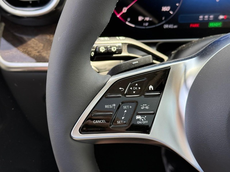 Mercedes-Benz GLC Vehicle Full-screen Gallery Image 16