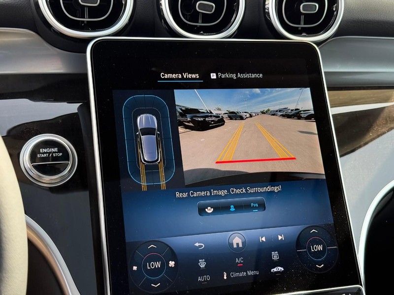 Mercedes-Benz GLC Vehicle Full-screen Gallery Image 18