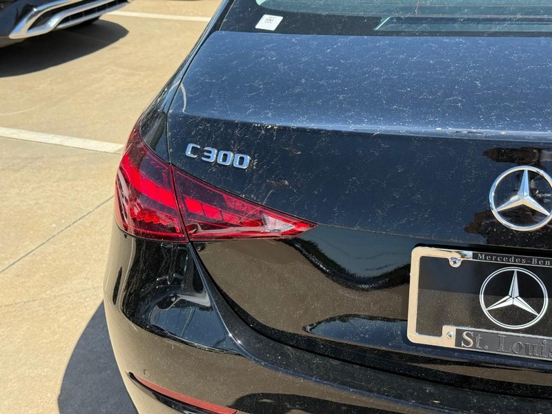 Mercedes-Benz C-Class Vehicle Full-screen Gallery Image 4