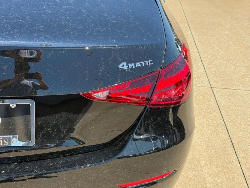 Mercedes-Benz C-Class Vehicle Full-screen Gallery Image 5