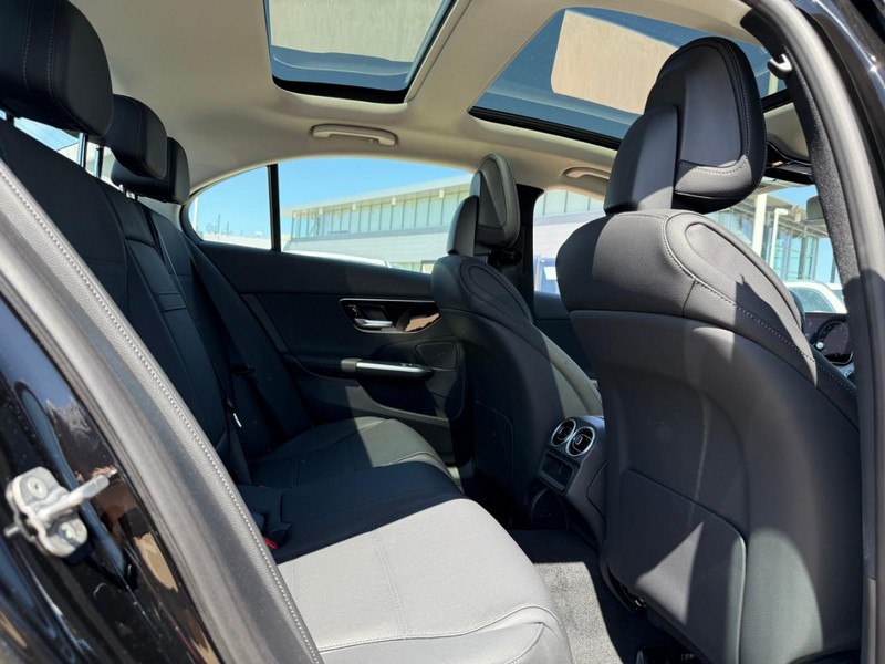 Mercedes-Benz C-Class Vehicle Full-screen Gallery Image 6