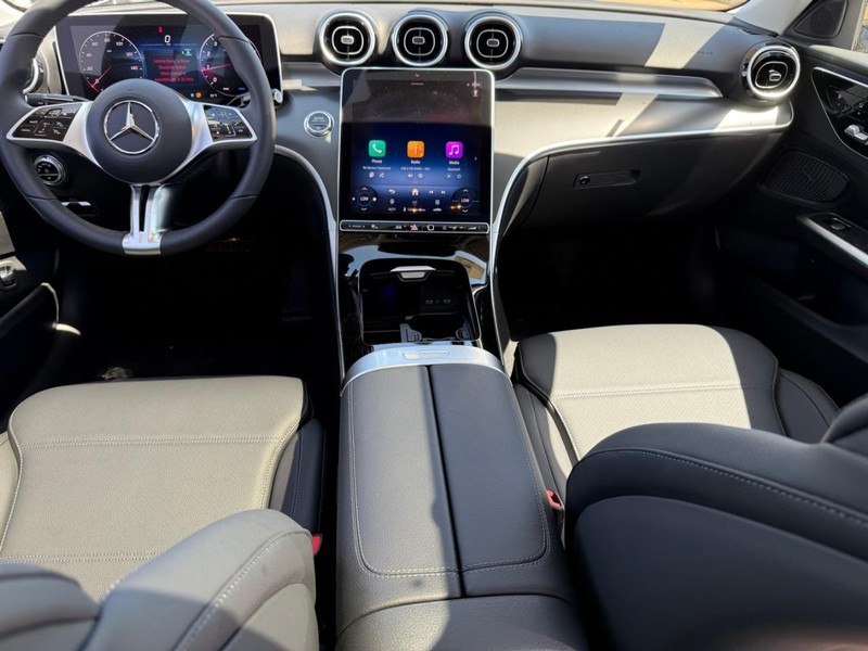 Mercedes-Benz C-Class Vehicle Full-screen Gallery Image 7