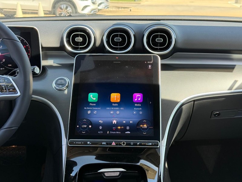 Mercedes-Benz C-Class Vehicle Full-screen Gallery Image 9