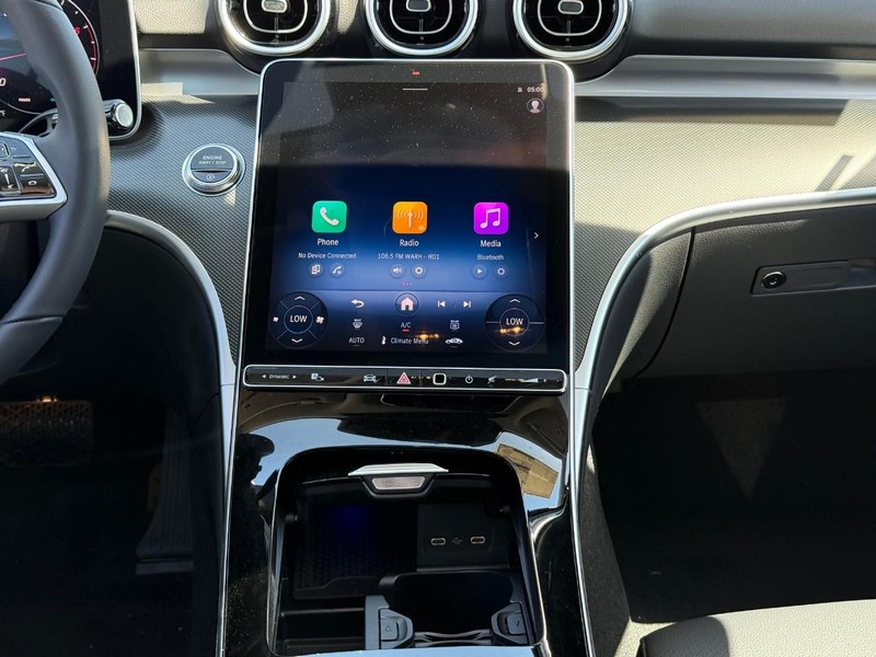 Mercedes-Benz C-Class Vehicle Full-screen Gallery Image 10