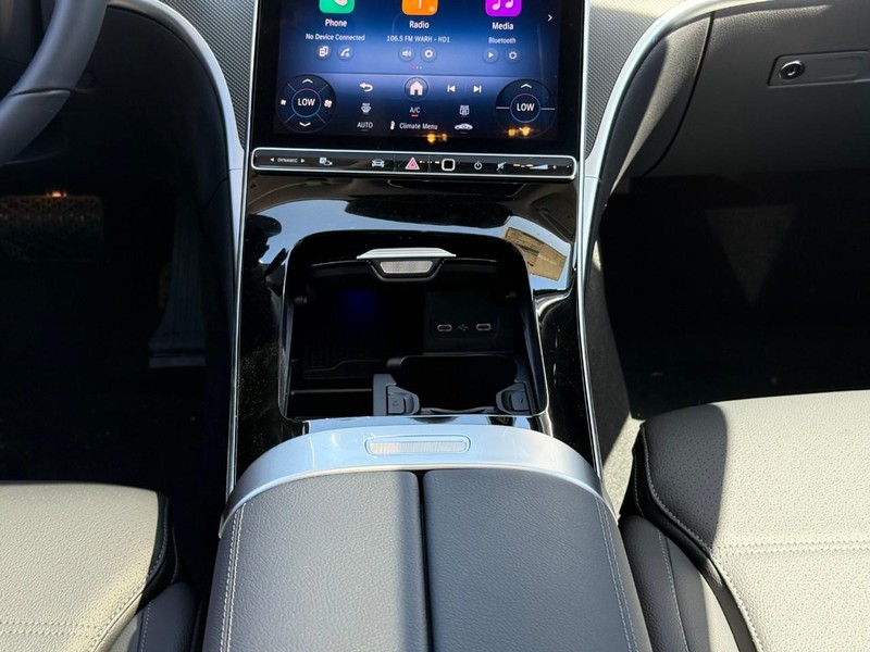 Mercedes-Benz C-Class Vehicle Full-screen Gallery Image 11