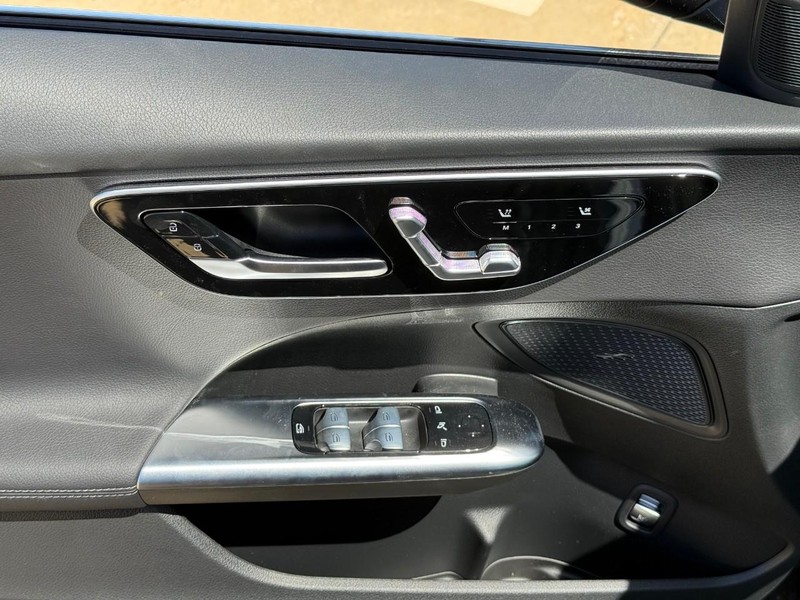 Mercedes-Benz C-Class Vehicle Full-screen Gallery Image 12