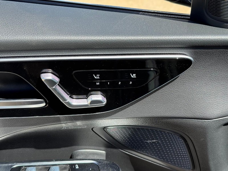 Mercedes-Benz C-Class Vehicle Full-screen Gallery Image 13