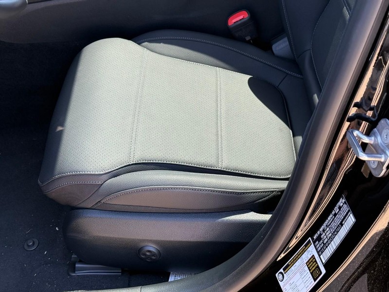 Mercedes-Benz C-Class Vehicle Full-screen Gallery Image 14