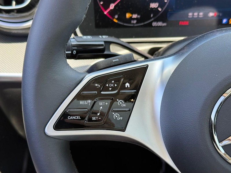 Mercedes-Benz C-Class Vehicle Full-screen Gallery Image 15