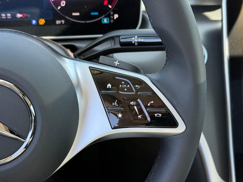 Mercedes-Benz C-Class Vehicle Full-screen Gallery Image 16