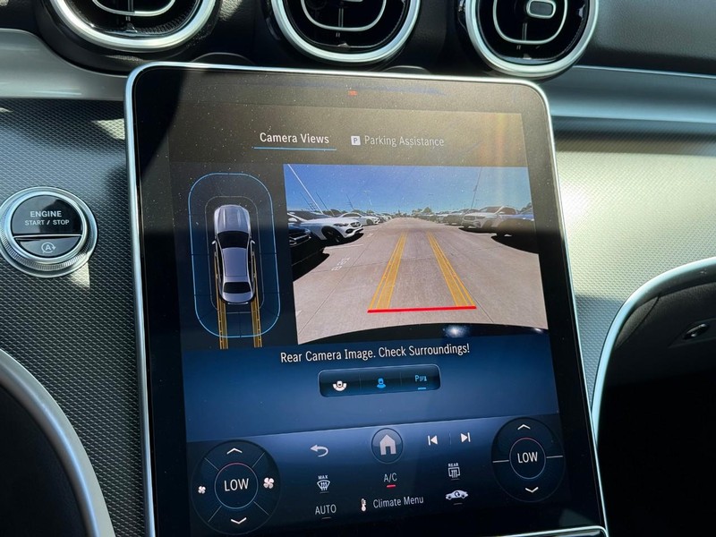 Mercedes-Benz C-Class Vehicle Full-screen Gallery Image 17