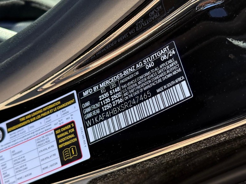 Mercedes-Benz C-Class Vehicle Full-screen Gallery Image 18