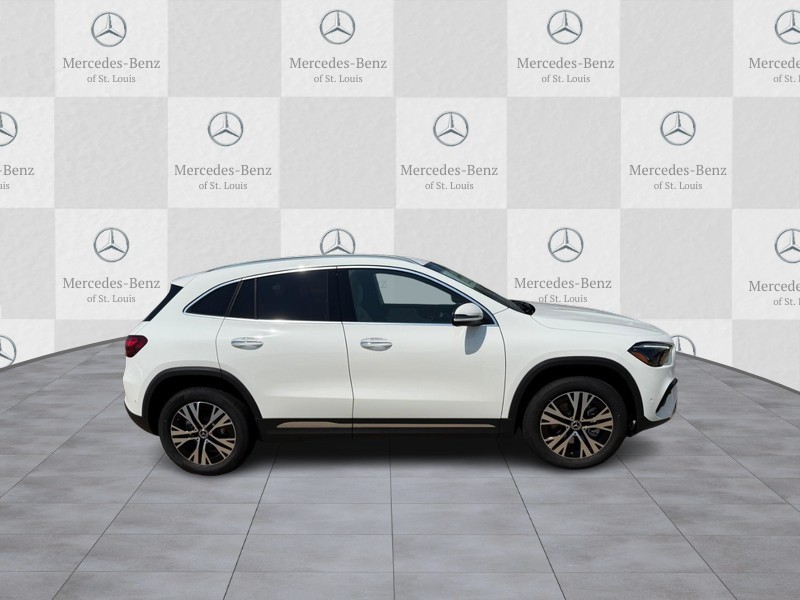 Mercedes-Benz GLA Vehicle Full-screen Gallery Image 2