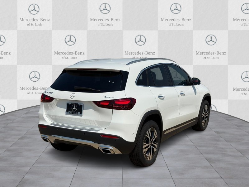 Mercedes-Benz GLA Vehicle Full-screen Gallery Image 3