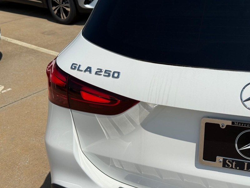 Mercedes-Benz GLA Vehicle Full-screen Gallery Image 4