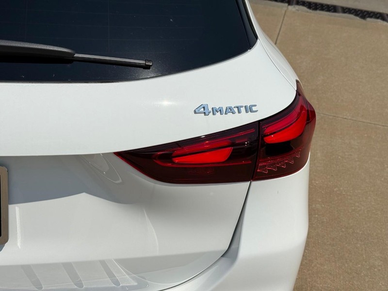 Mercedes-Benz GLA Vehicle Full-screen Gallery Image 5