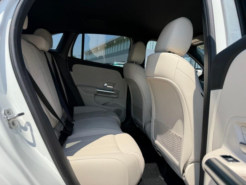 Mercedes-Benz GLA Vehicle Full-screen Gallery Image 6