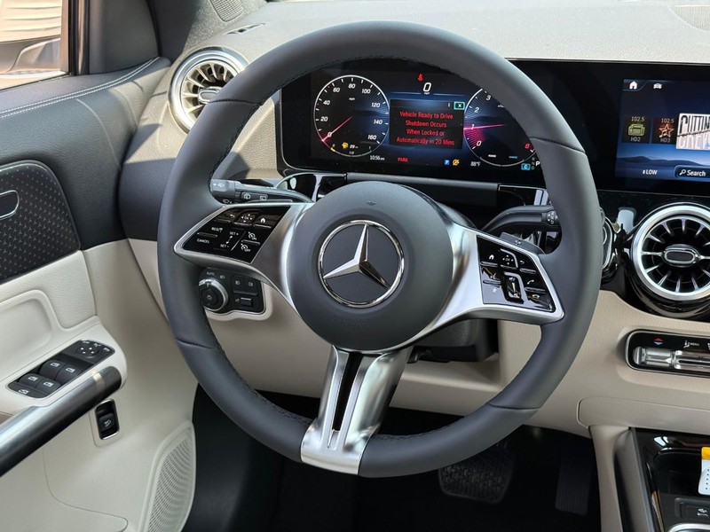 Mercedes-Benz GLA Vehicle Full-screen Gallery Image 8