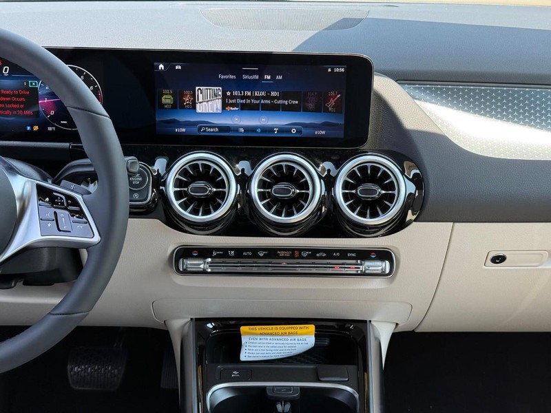 Mercedes-Benz GLA Vehicle Full-screen Gallery Image 9