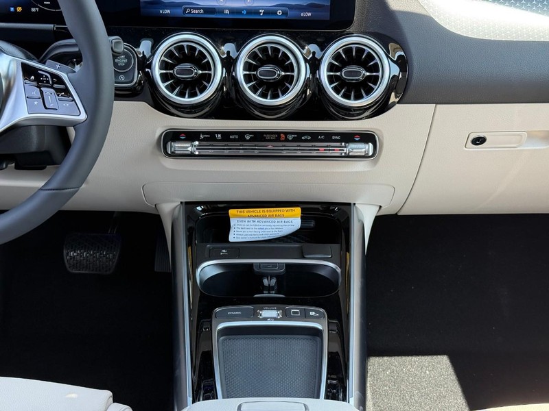 Mercedes-Benz GLA Vehicle Full-screen Gallery Image 10