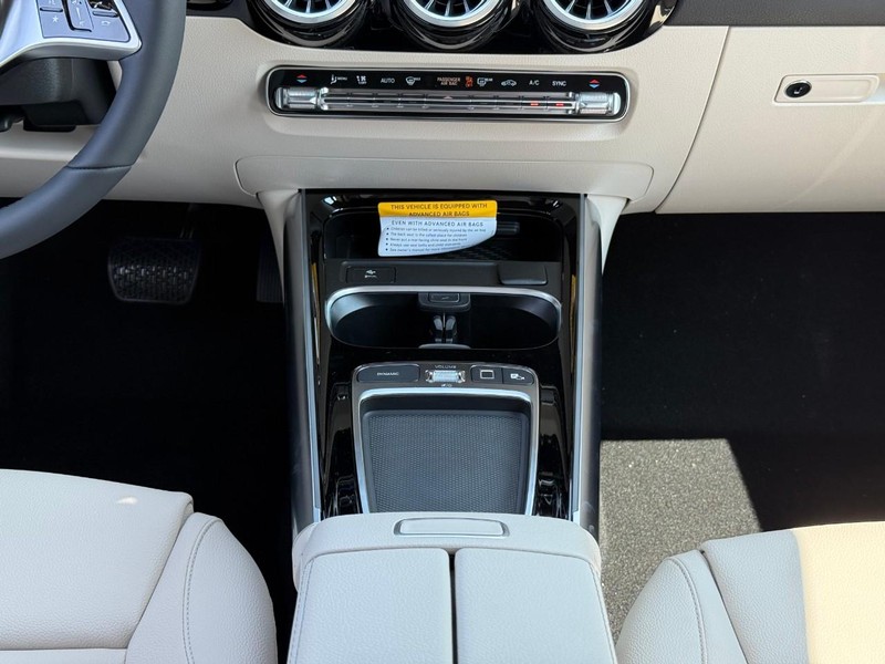 Mercedes-Benz GLA Vehicle Full-screen Gallery Image 11