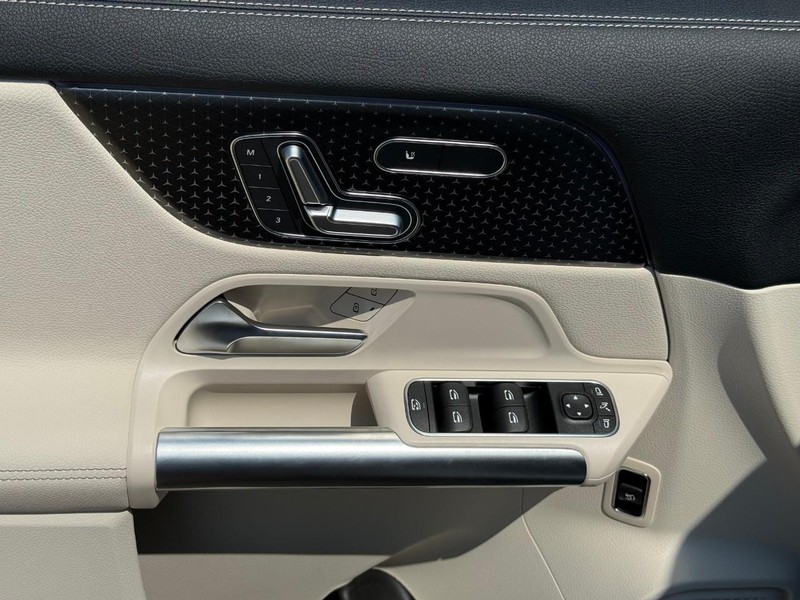 Mercedes-Benz GLA Vehicle Full-screen Gallery Image 12