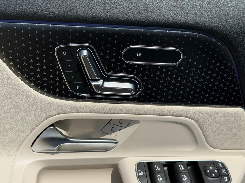 Mercedes-Benz GLA Vehicle Full-screen Gallery Image 13