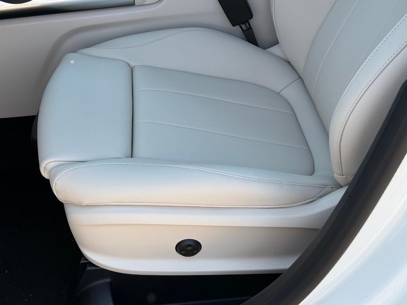 Mercedes-Benz GLA Vehicle Full-screen Gallery Image 14