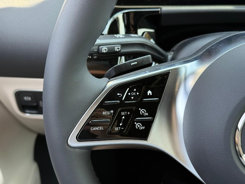 Mercedes-Benz GLA Vehicle Full-screen Gallery Image 15