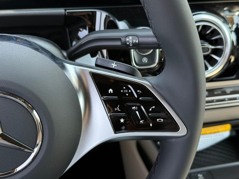 Mercedes-Benz GLA Vehicle Full-screen Gallery Image 16