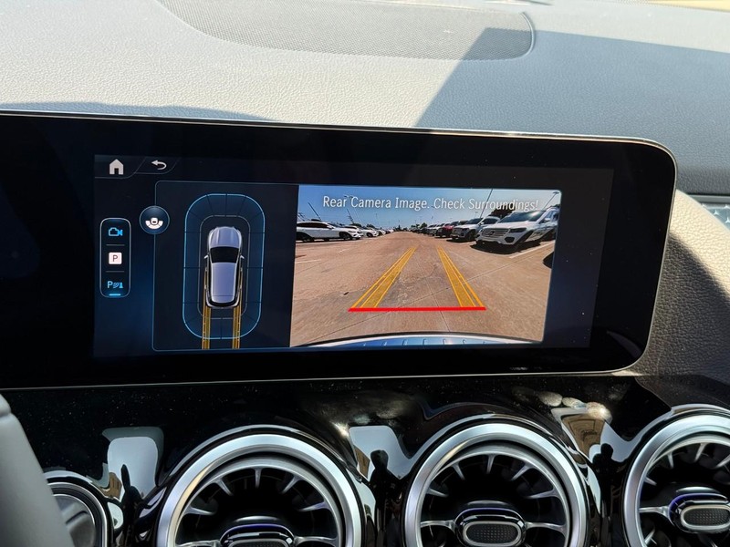 Mercedes-Benz GLA Vehicle Full-screen Gallery Image 17