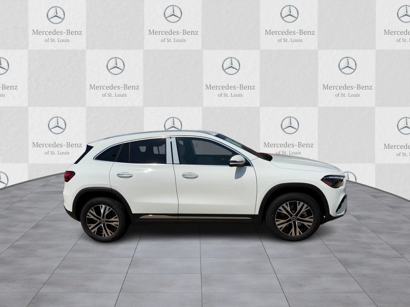 Mercedes-Benz GLA Vehicle Full-screen Gallery Image 2