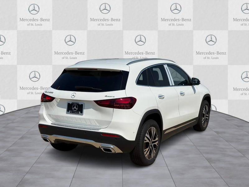 Mercedes-Benz GLA Vehicle Full-screen Gallery Image 3