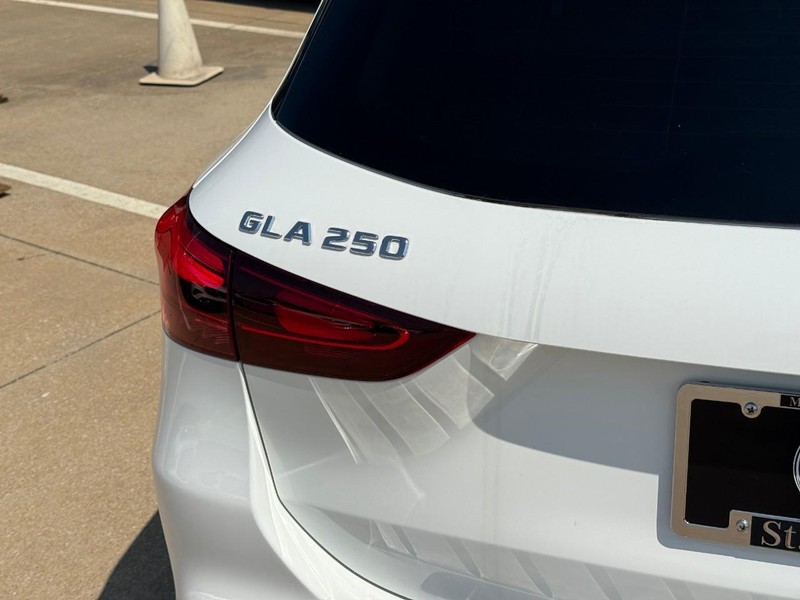 Mercedes-Benz GLA Vehicle Full-screen Gallery Image 4